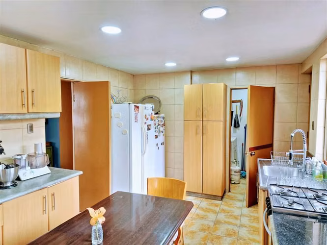 EXCELENTE!! Casa de 6 Dormitorios en Terreno de 750 m2  en J. S. Bach, Metro Rodrigo de Araya (L5)