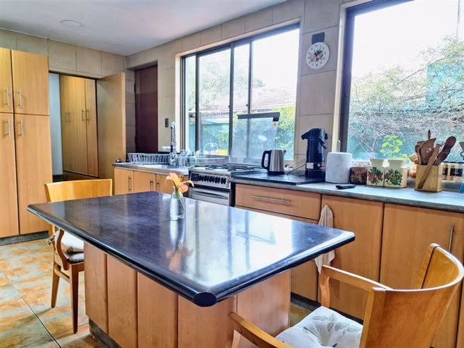 EXCELENTE!! Casa de 6 Dormitorios en Terreno de 750 m2  en J. S. Bach, Metro Rodrigo de Araya (L5)