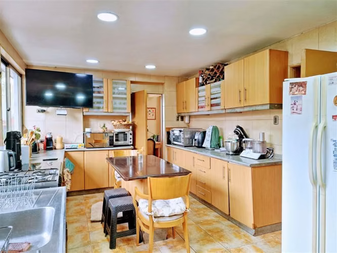 EXCELENTE!! Casa de 6 Dormitorios en Terreno de 750 m2  en J. S. Bach, Metro Rodrigo de Araya (L5)