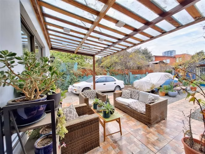 EXCELENTE!! Casa de 6 Dormitorios en Terreno de 750 m2  en J. S. Bach, Metro Rodrigo de Araya (L5)