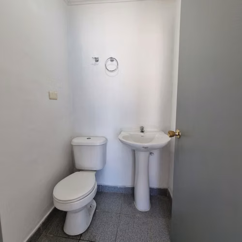Bodega 9 en Arriendo cercano al aeropuerto, La Serena | 322 m² con Oficinas y Patio Privado