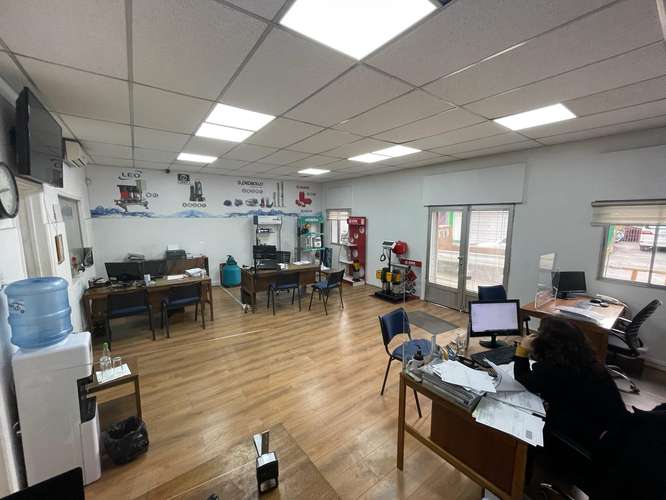Amplia propiedad comercial con oficinas, taller y bodegas - Imagen 4