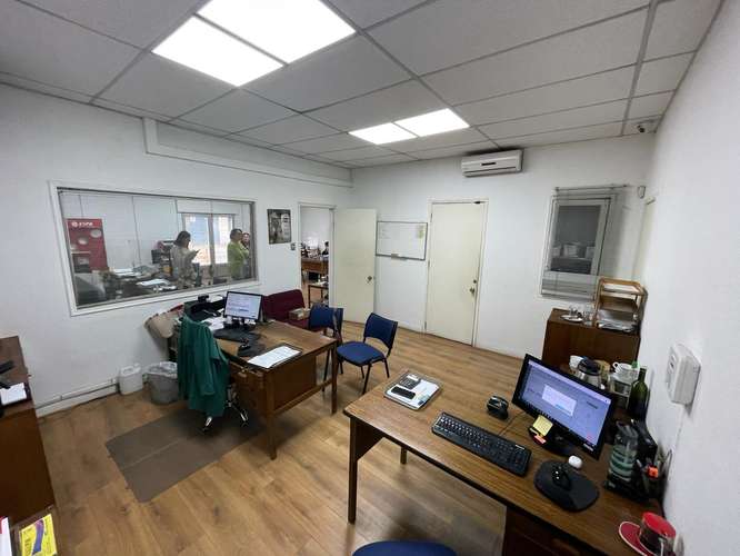 Amplia propiedad comercial con oficinas, taller y bodegas - Imagen 2