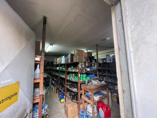 Amplia propiedad comercial con oficinas, taller y bodegas - Imagen 7