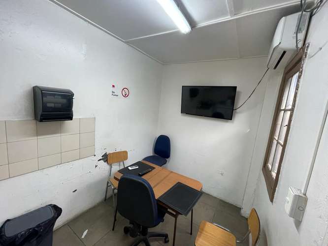 Amplia propiedad comercial con oficinas, taller y bodegas - Imagen 9