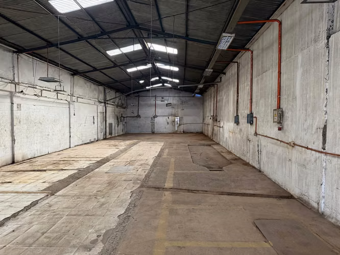 ARRIENDO GALPON INDUSTRIAL 500 M2 RECOLETA METRO EINSTEIN
