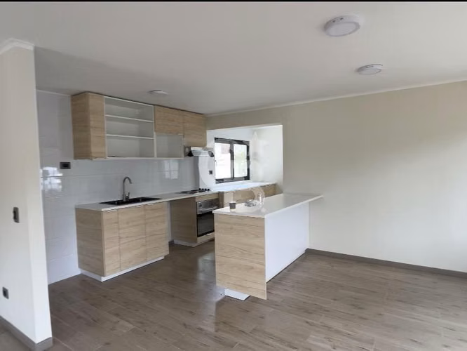 CASA REMODELADA - Al lado Colegio La Girouette