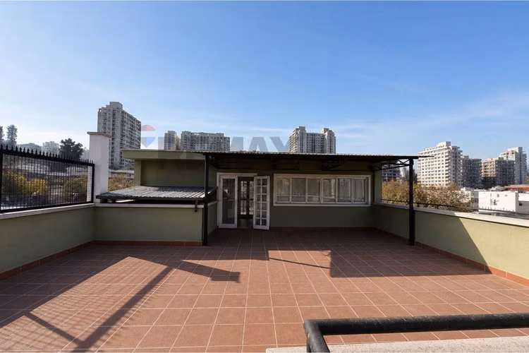 Edificio comercial remodelado en barrio portugal