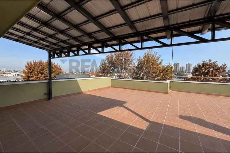 Edificio comercial remodelado en barrio portugal