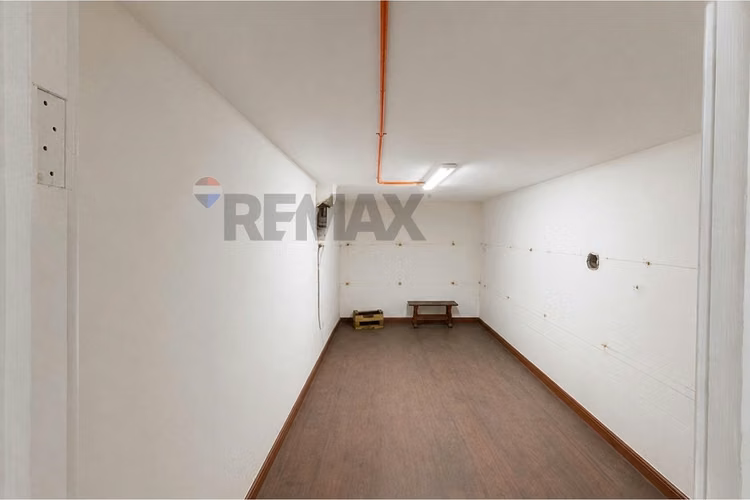 Edificio comercial remodelado en barrio portugal