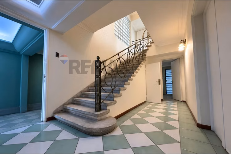 Edificio comercial remodelado en barrio portugal