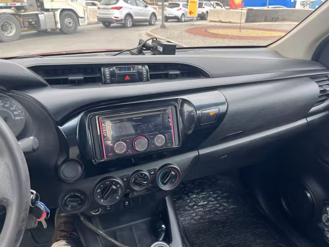 TOYOTA HILUX 2.4
