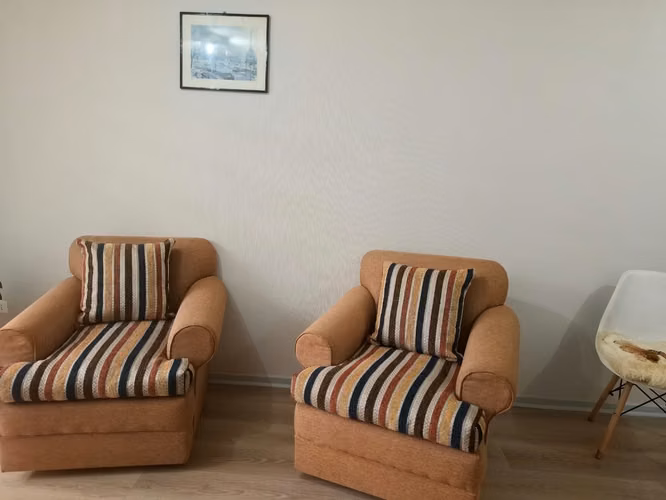 Vendo Living base madera natural y tapiz tela lino.