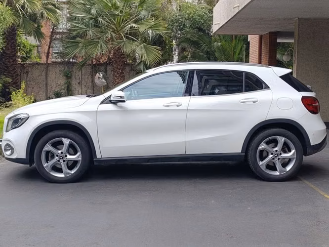 MERCEDES BENZ GLA 200 FL - 2020 | 2554