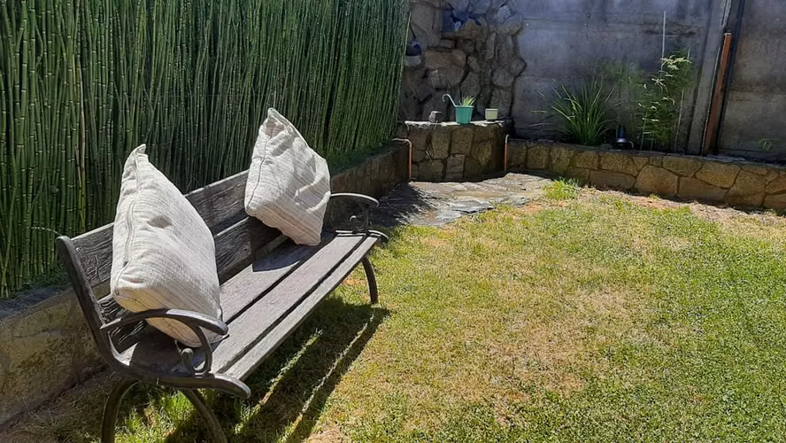Amplia/Dos Pisos/Antejardin&Patio/Impecable&Instalarse