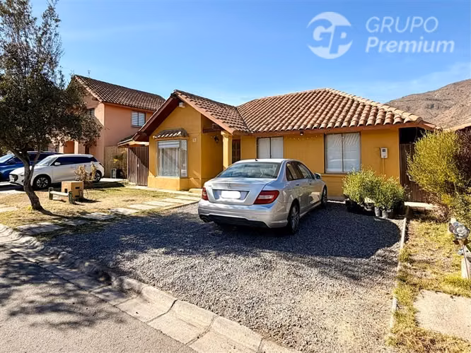Casa en arriendo de 3D 2B SE Piscina en Ayres de chicureo