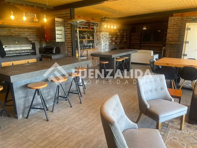 Casa en Venta 5 Dormitorios y 5 Baños, con Quincho y Piscina