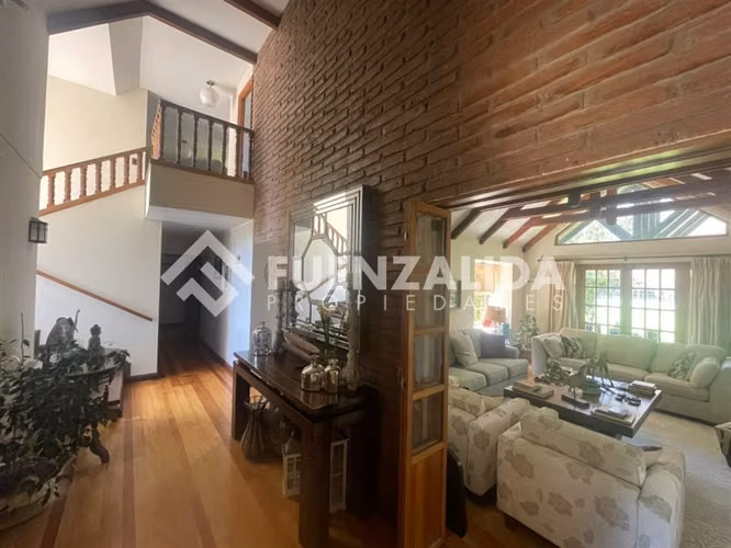 Casa en Venta 5 Dormitorios y 5 Baños, con Quincho y Piscina