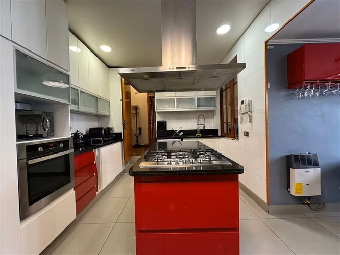 Casa en arriendo de 4 dorm. en Las Condes
