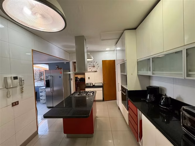 Casa en arriendo de 4 dorm. en Las Condes