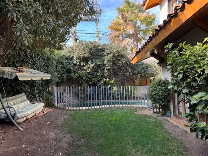 Casa en arriendo de 4 dorm. en Las Condes