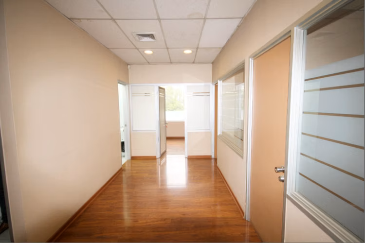Oficinas con espacios logísticos para bodegar sector Macul