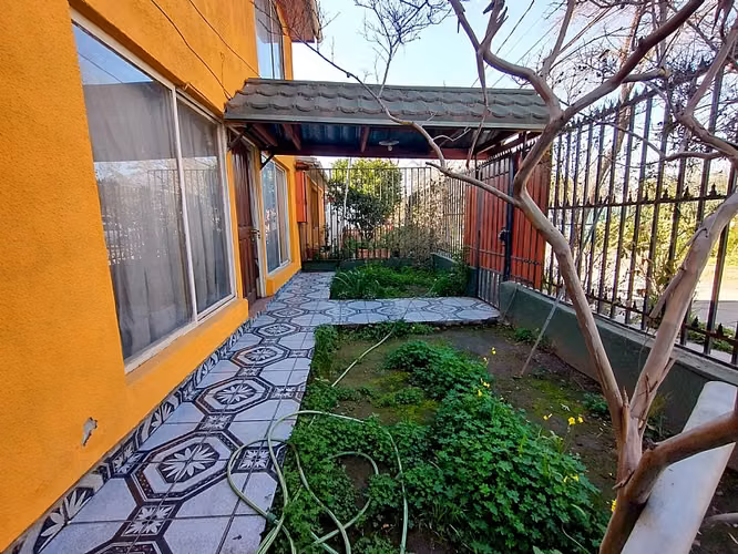 CASA DE 2 PISOS EN ÑUÑOA 4D/2B DE 220M2