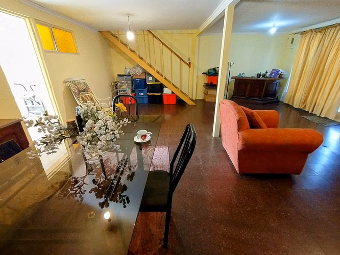 CASA DE 2 PISOS EN ÑUÑOA 4D/2B DE 220M2