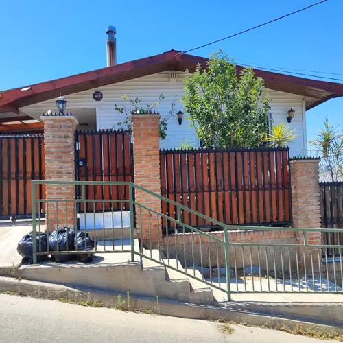 HERMOSA CASA CON JARDINES DOS NIVELES, PISCINA