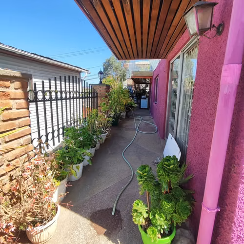 HERMOSA CASA CON JARDINES DOS NIVELES, PISCINA