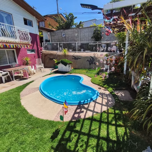HERMOSA CASA CON JARDINES DOS NIVELES, PISCINA