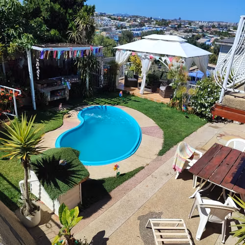 HERMOSA CASA CON JARDINES DOS NIVELES, PISCINA
