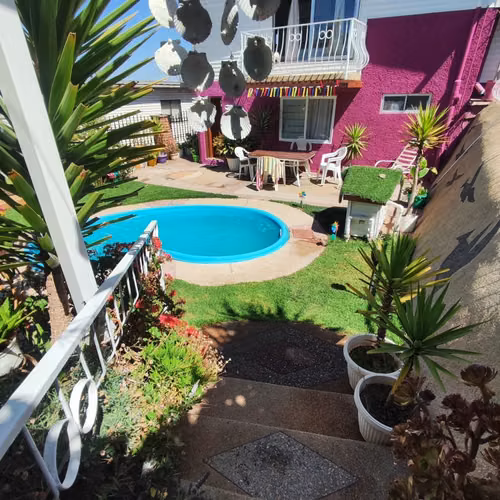 HERMOSA CASA CON JARDINES DOS NIVELES, PISCINA