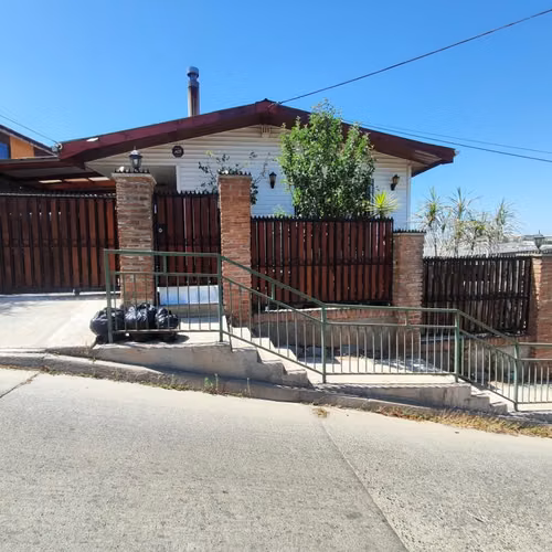 HERMOSA CASA CON JARDINES DOS NIVELES, PISCINA