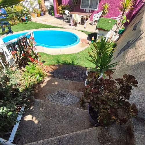HERMOSA CASA CON JARDINES DOS NIVELES, PISCINA