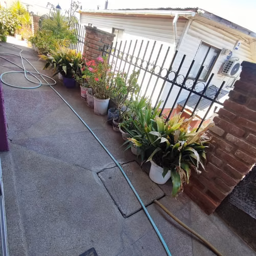 HERMOSA CASA CON JARDINES DOS NIVELES, PISCINA