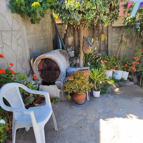 HERMOSA CASA CON JARDINES DOS NIVELES, PISCINA