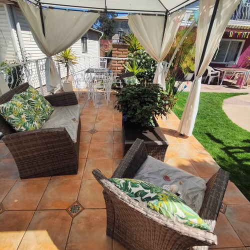 HERMOSA CASA CON JARDINES DOS NIVELES, PISCINA