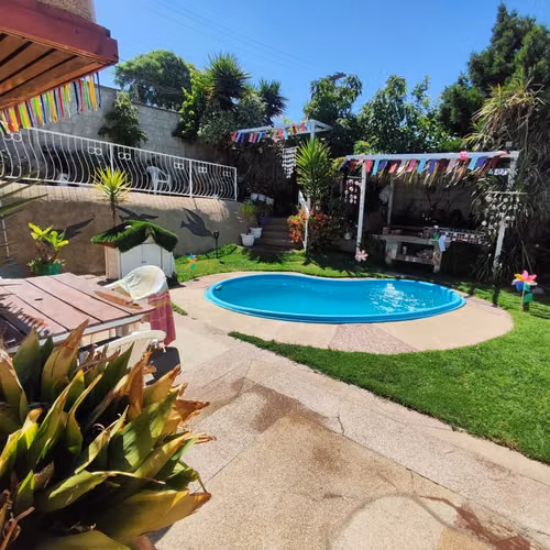 HERMOSA CASA CON JARDINES DOS NIVELES, PISCINA