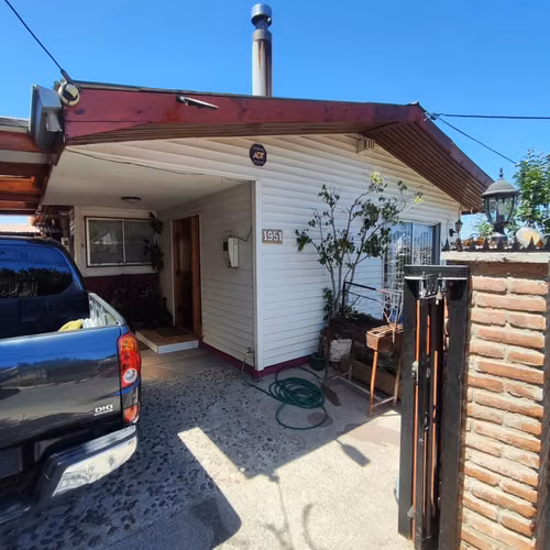 HERMOSA CASA CON JARDINES DOS NIVELES, PISCINA