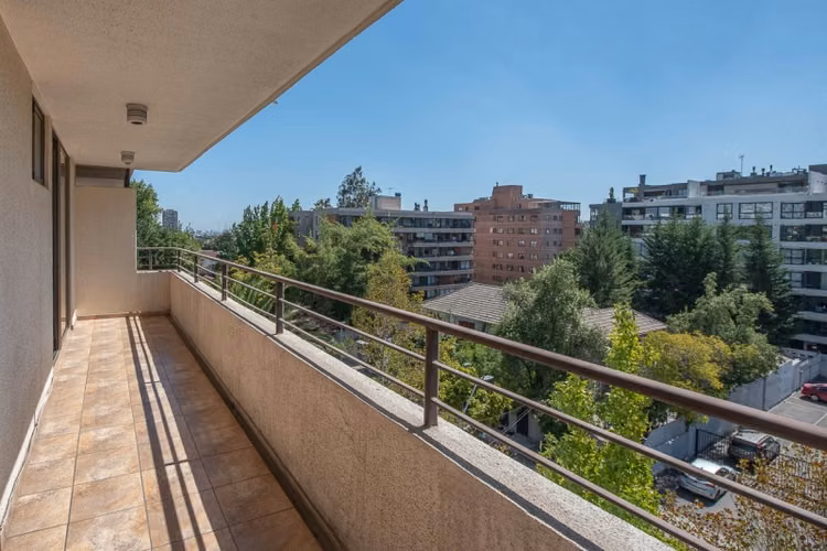 AMPLIO DEPARTAMENTO 4D + 2 ESTAC. EN LAS CONDES | SECTOR VAT