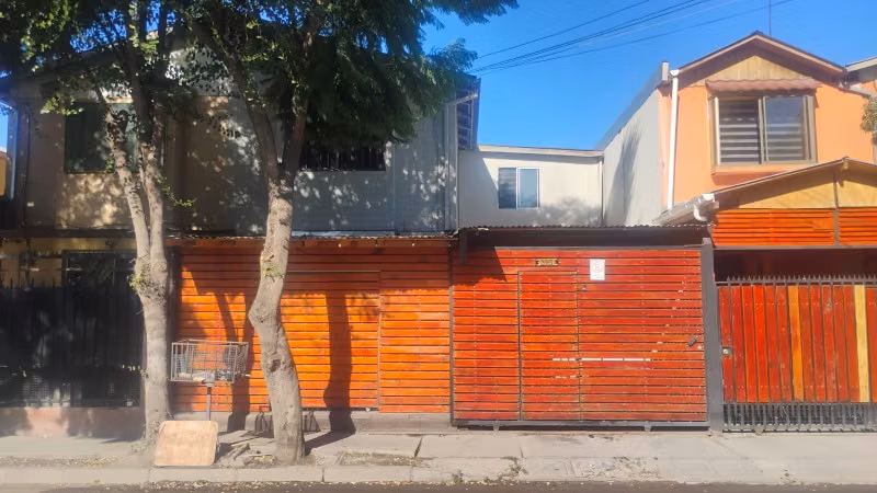 LINDA Y AMPLIA CASA DE 2 PISOS 3D/2B, UBICACIÓN ESTRATÉGICA