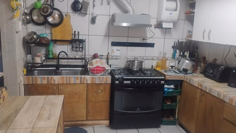 LINDA Y AMPLIA CASA DE 2 PISOS 3D/2B, UBICACIÓN ESTRATÉGICA