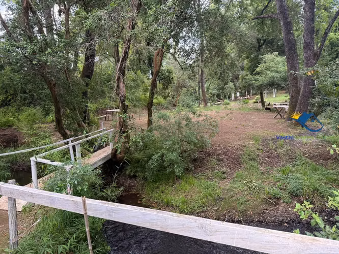 Parcela con casa, piscinas, galpón y tinaja.