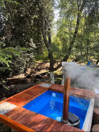 Parcela con casa, piscinas, galpón y tinaja.