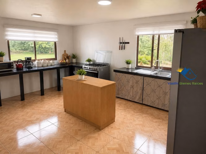 Parcela con casa, piscinas, galpón y tinaja.
