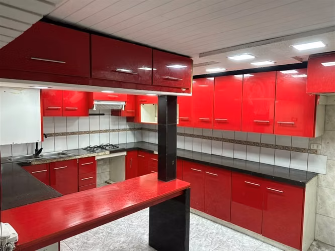 Casa en venta de 7 dorm. en La Florida