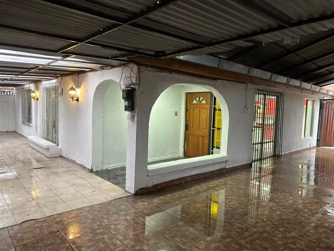 Casa en venta de 7 dorm. en La Florida