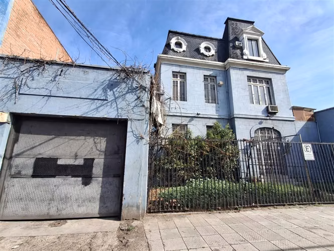Casa en venta de 4 dorm. en Santiago