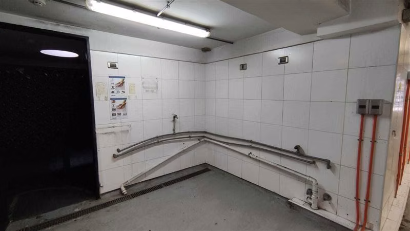 Amplia Propiedad Comercial con Subterráneos en Santiago